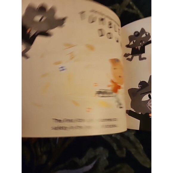 Library of Congress Three Little Pigs Bedtime Classics Carly Gledhill 2020 Book - Picture 6 of 8